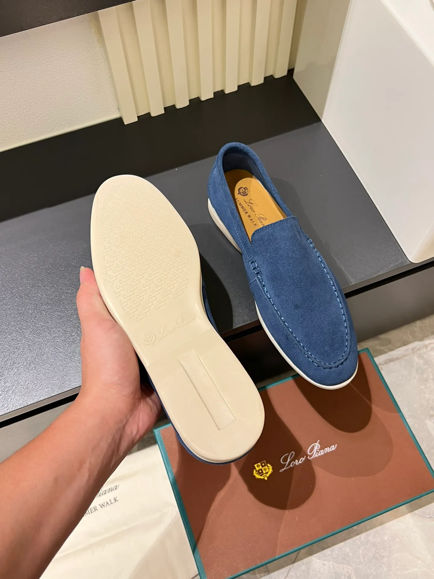 Men's shoes 💰p360 "Loro men's shoes 💰pian'*" Classic L men's shoes for couples 💰p Top version British flat loafers, a must-have item in old money style, the minimalist design is eye-catching and durable, a plus point for dressing The soft foot feel and texture are outstanding. They don’t scratch your feet and are very nice. They are matched with soft and waxy soles. They can be worn daily for a long time without getting tired. They are easy to wear, versatile and classic items, with perfect foot feel and texture! Imported cashmere fabric, the lining is made of imported A-grade water-dyed cow lining, the top version of the genuine leather midsole is sewn with pure handmade mark thread! Size: Female 35-40 (34. Customized) Male 38-44 (45.46. Customized)